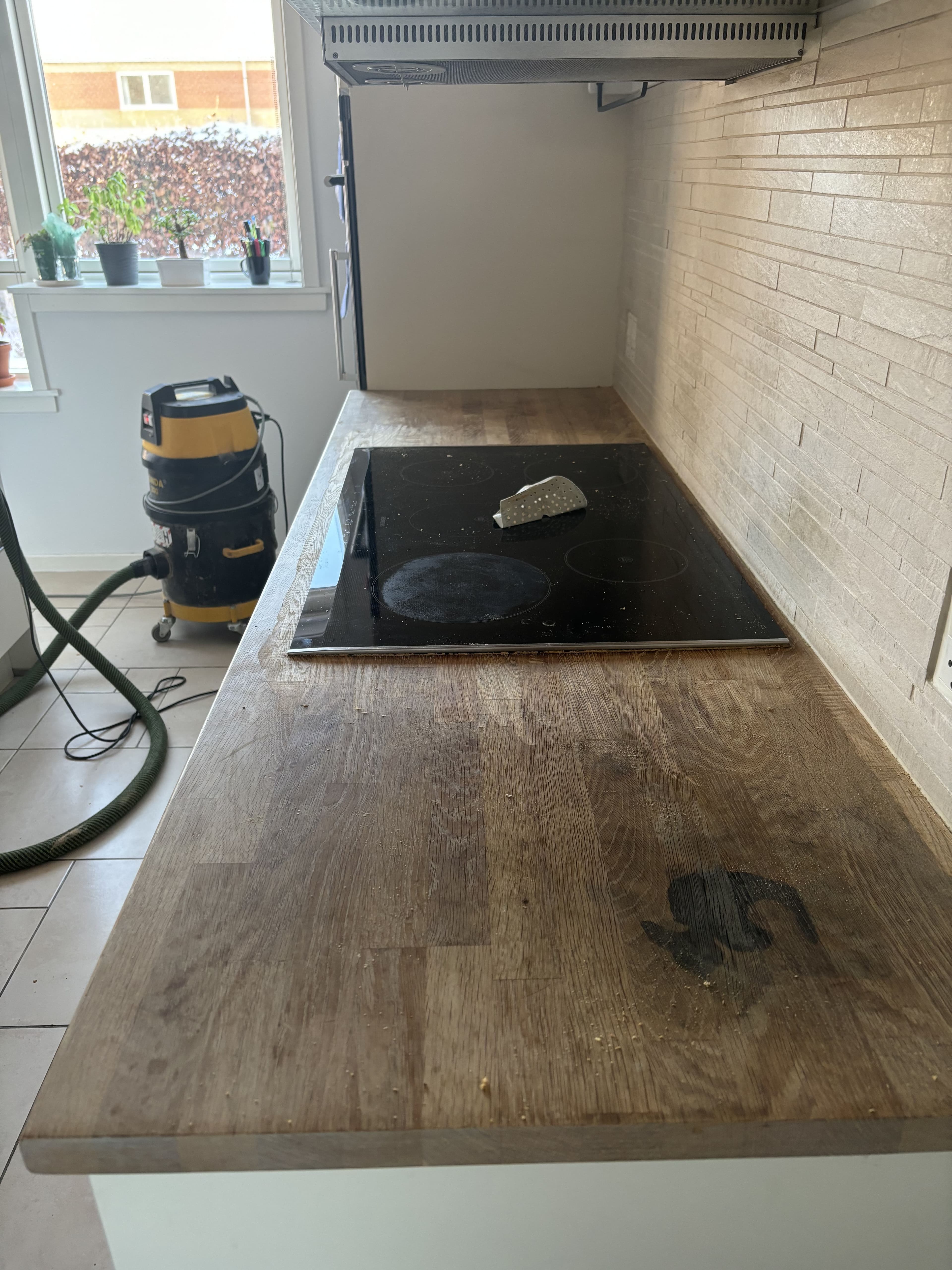 Bordplade der vurderes inden slibning