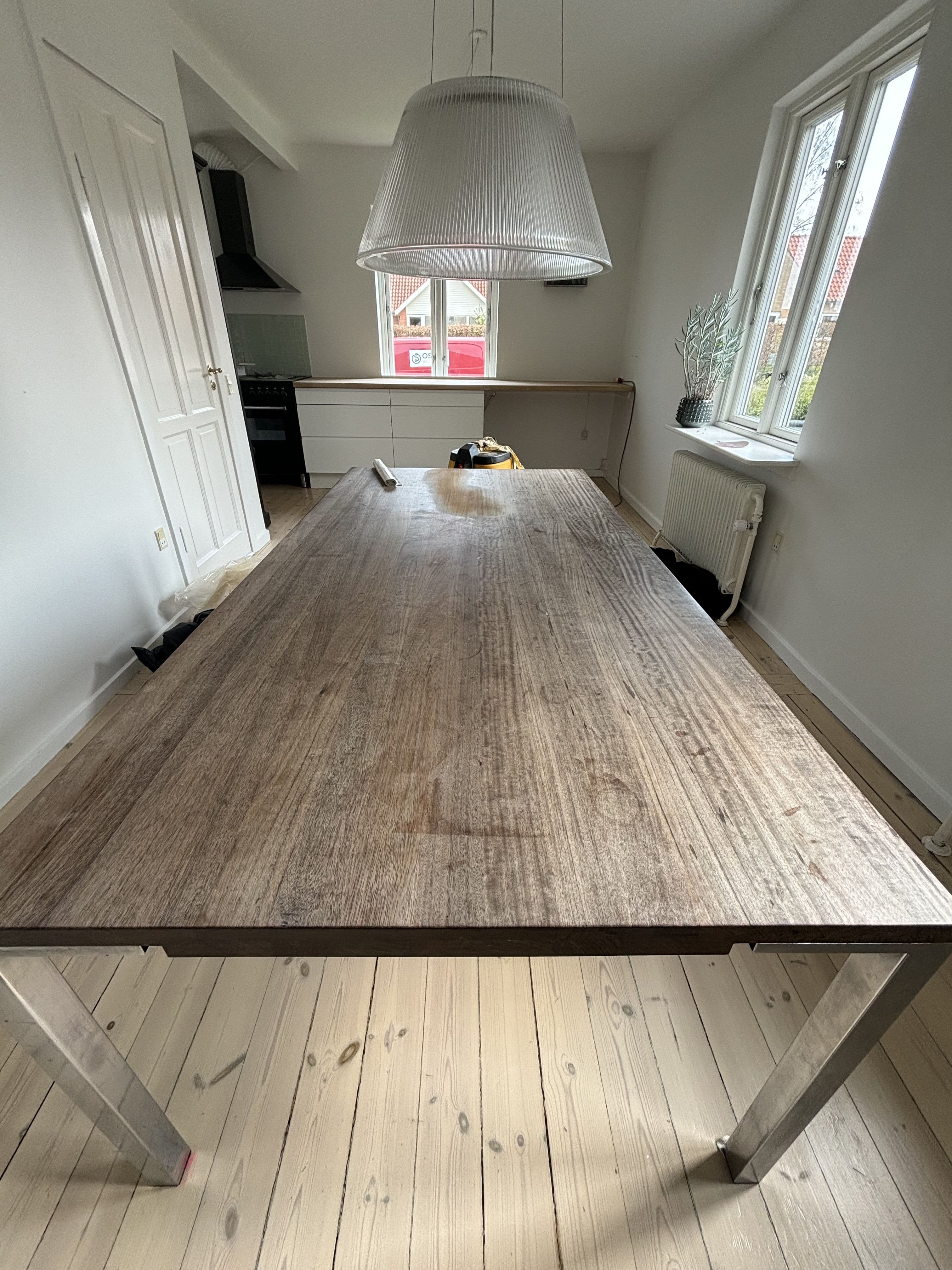 Skjolder på træbordplade før behandling