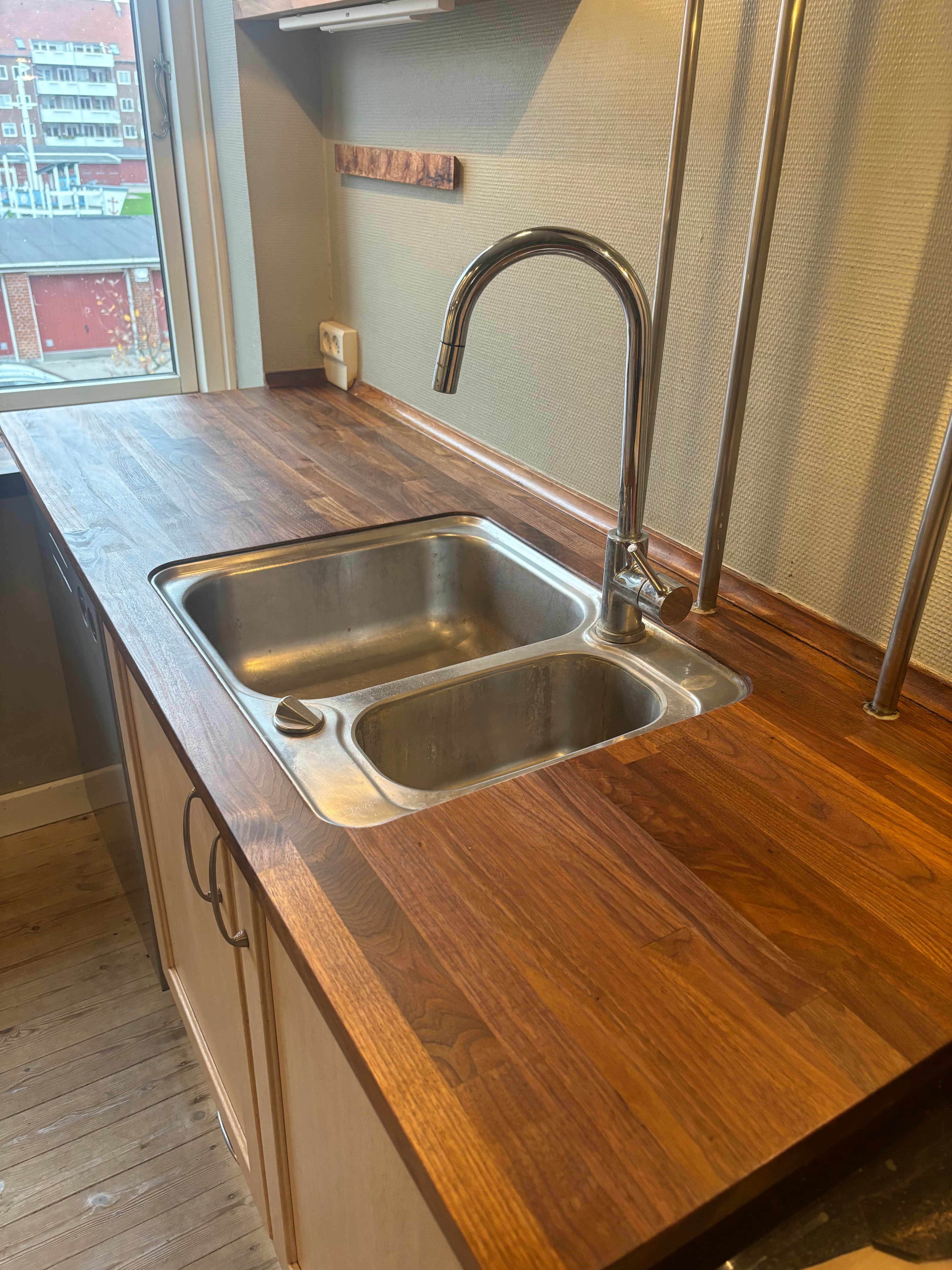 Kant på bordplade der viser materiale