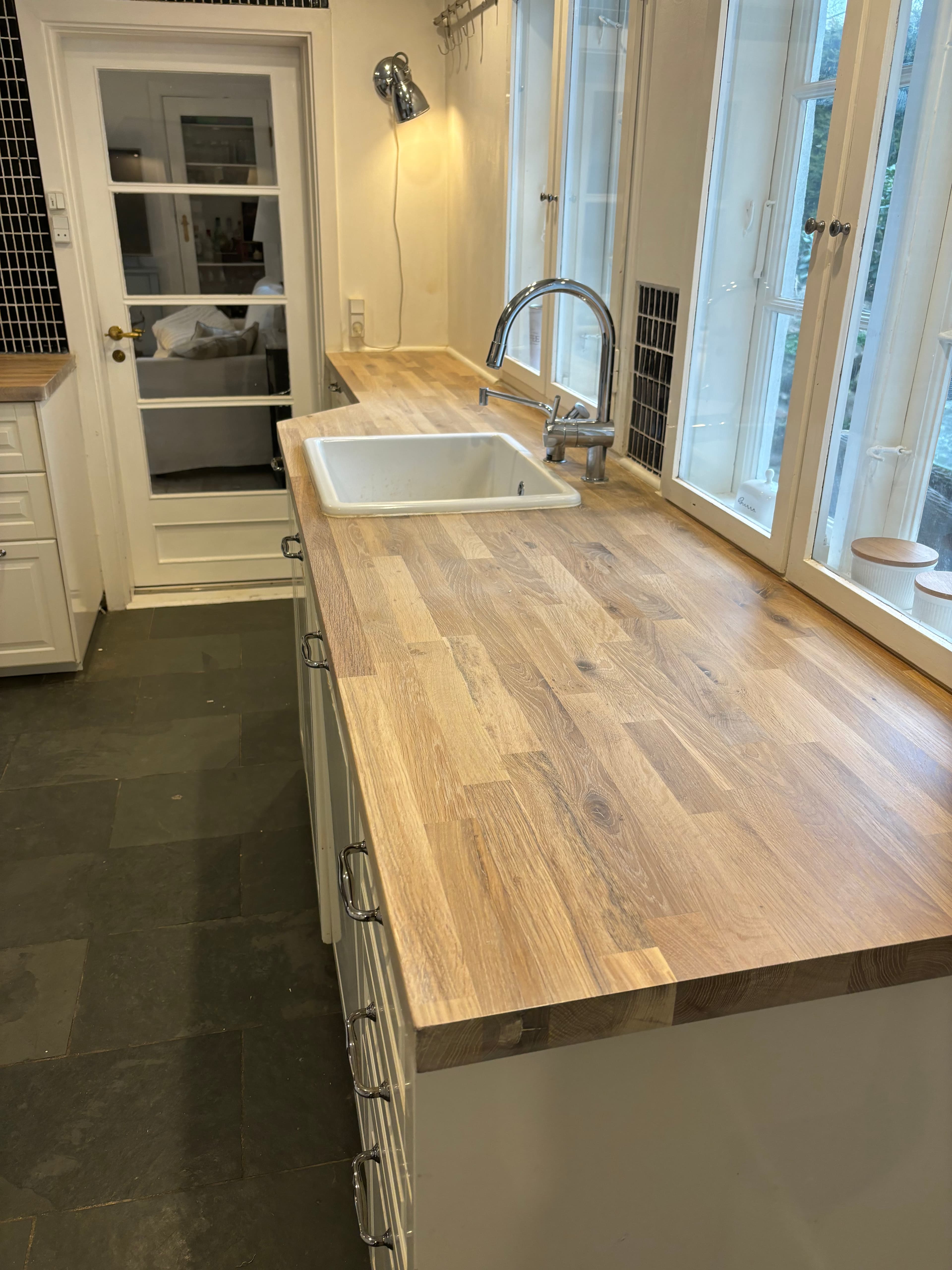 Varmeplet på træbordplade før behandling