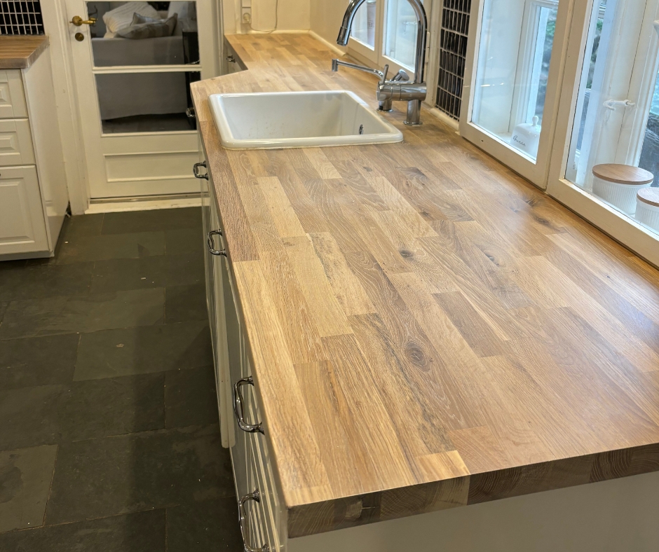 Bøg bordplade efter slibning med hvid olie i Hvidovre