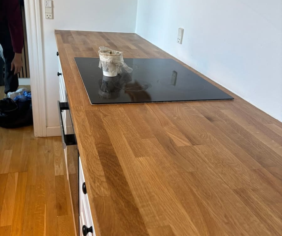 Eg bordplade efter slibning med natur olie i København