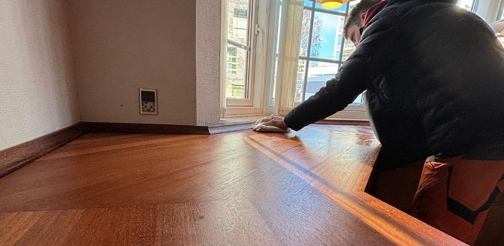 Bordpladeslibning udføres i køkkenmiljø