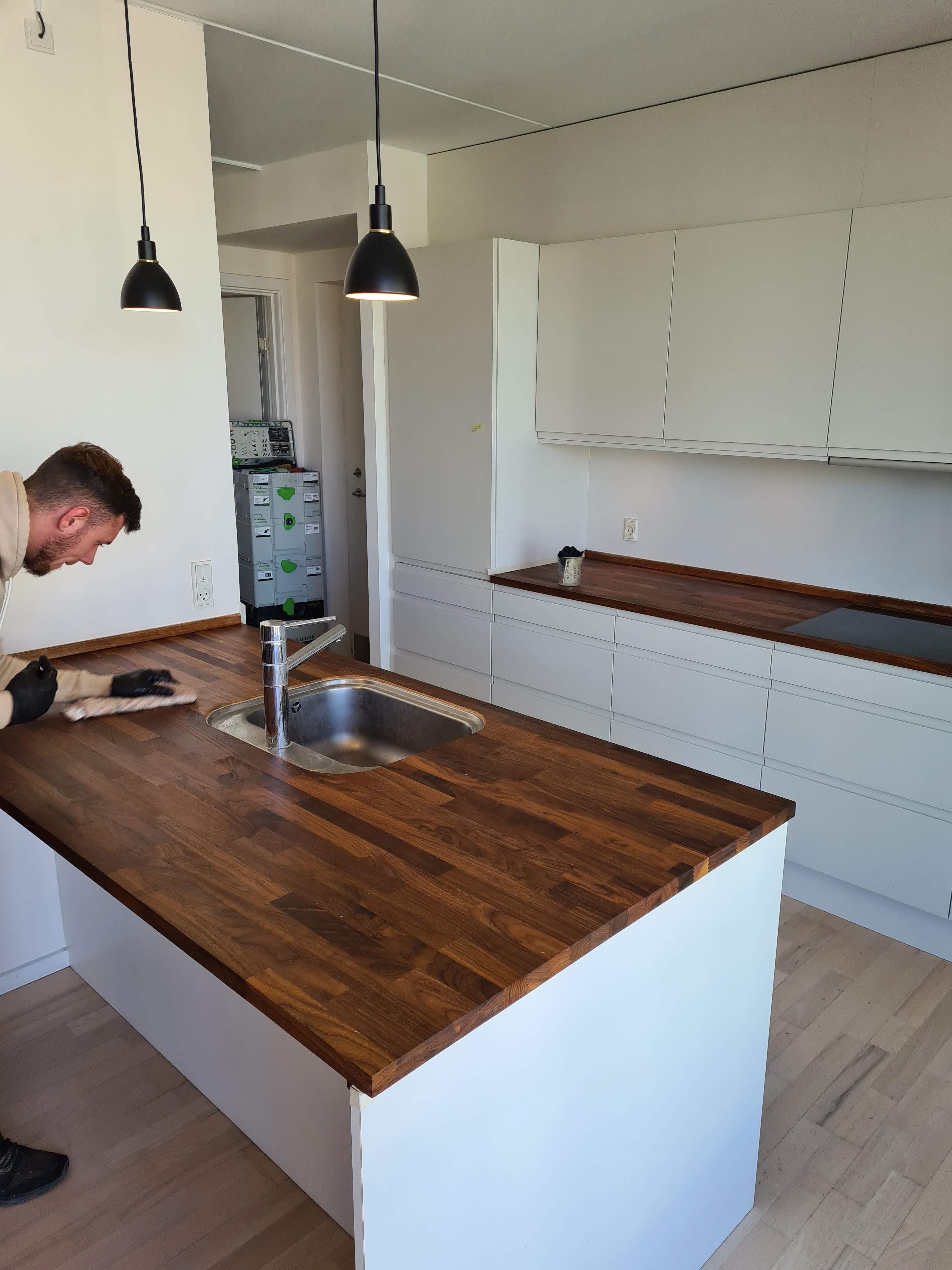 Massiv træbordplade efter slibning