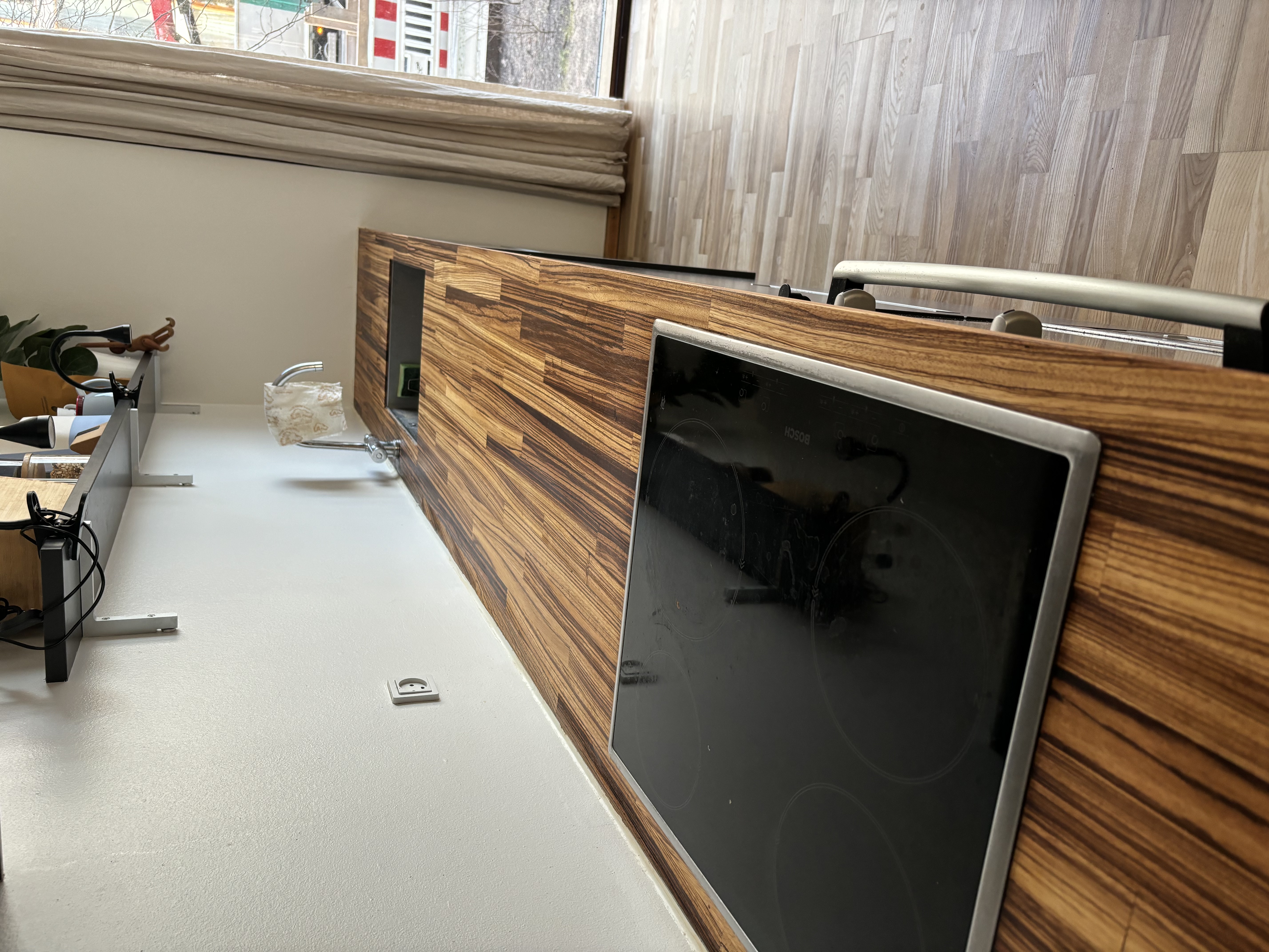 Detaljebillede af slebet og behandlet bordplade