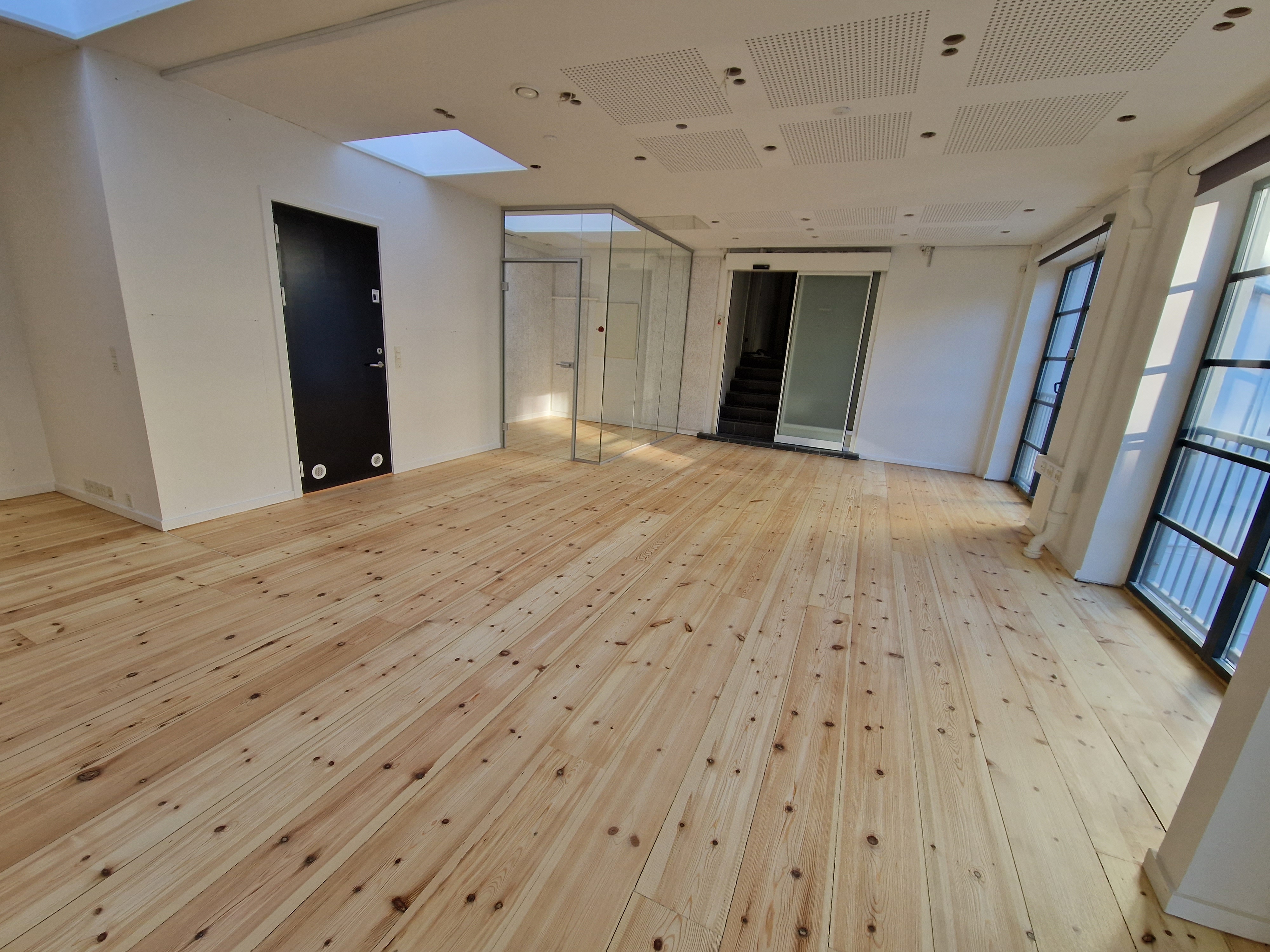 Nyslebet trægulv med ensartet finish