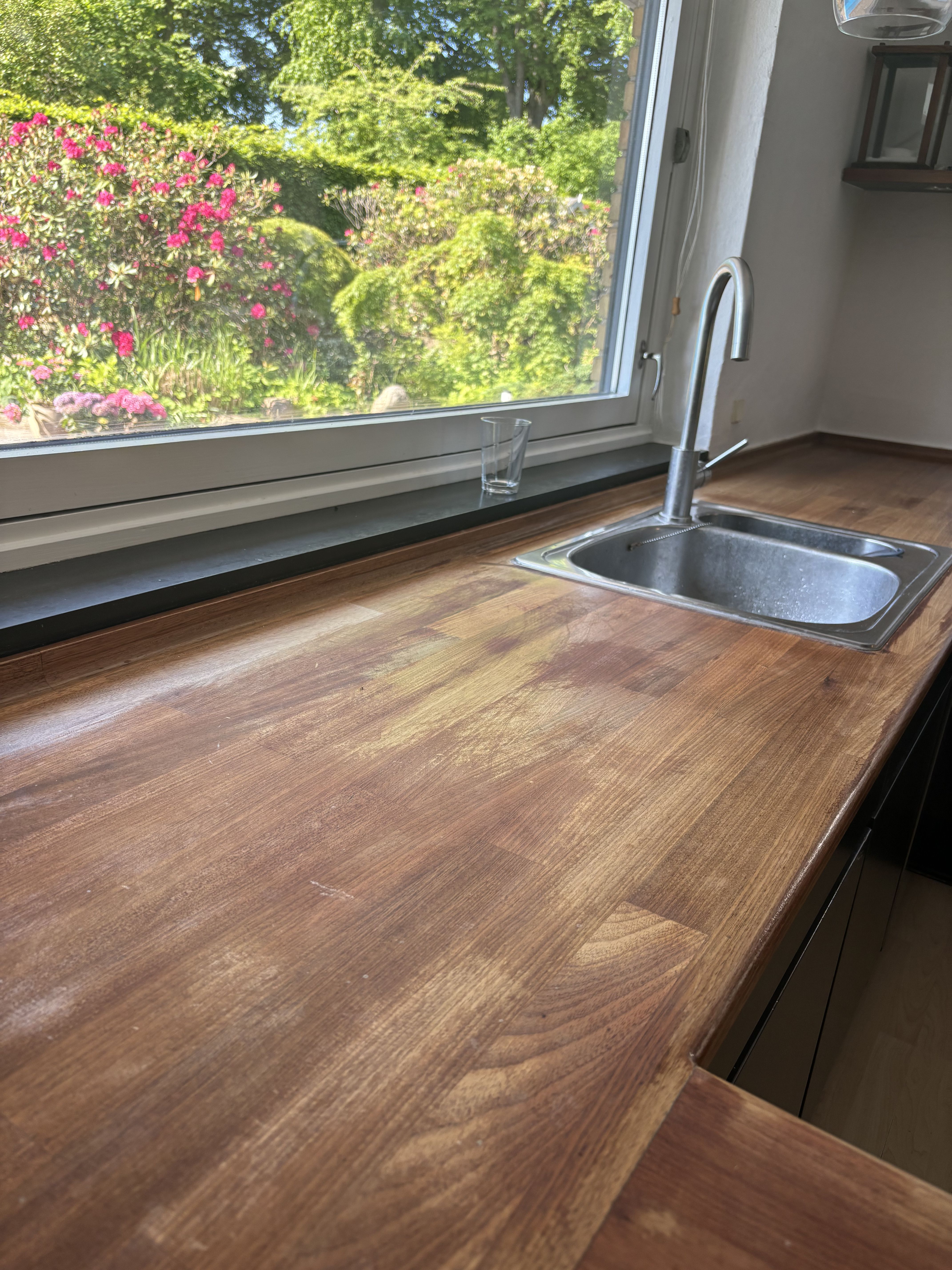 Køkkenbord før slibning med skjolder ved vask