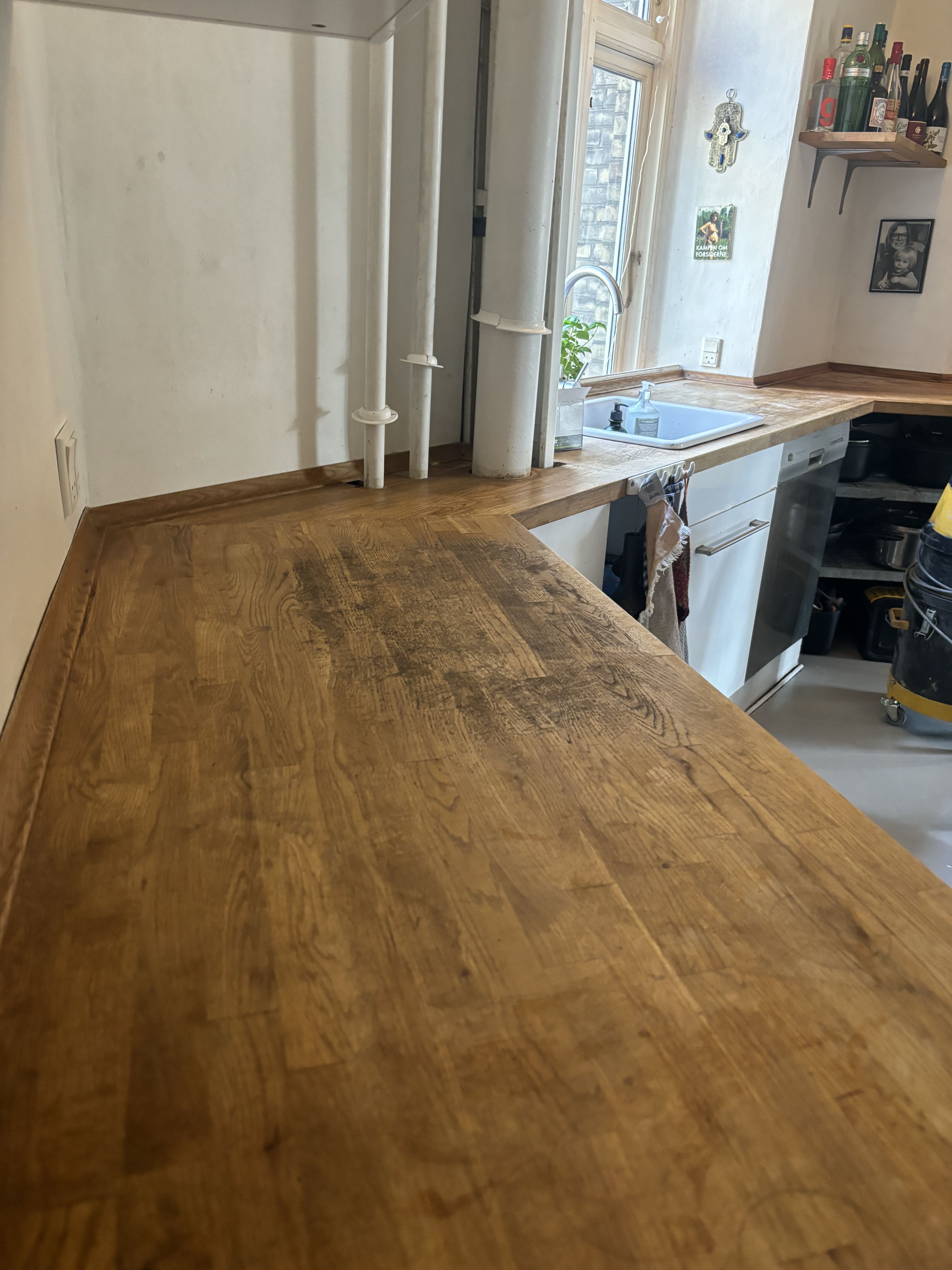 Træbordplade før slibning med fine ridser og ujævn glans